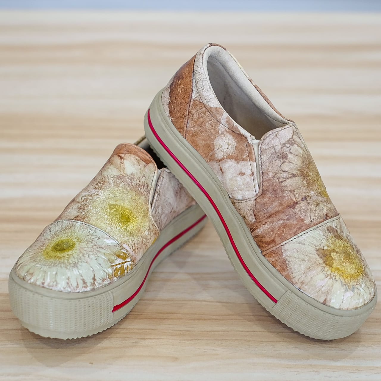 Sepatu Motif Bunga Matahari