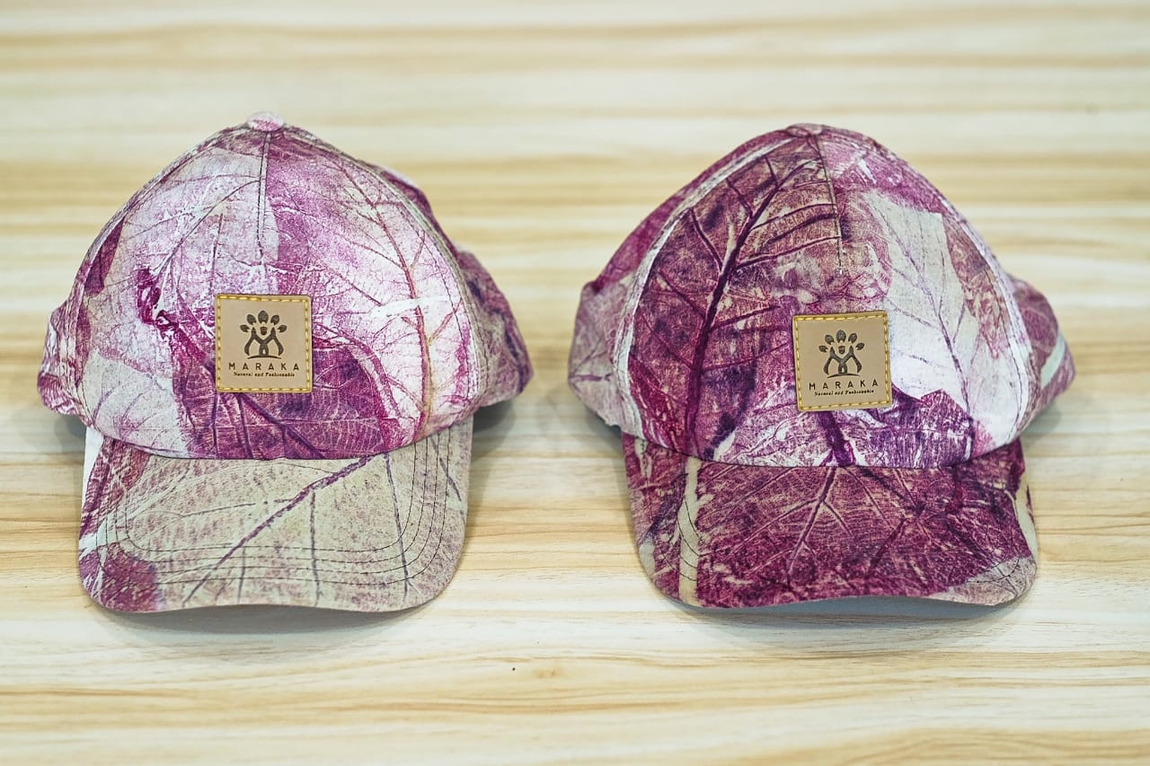 Topi motif dedaunan