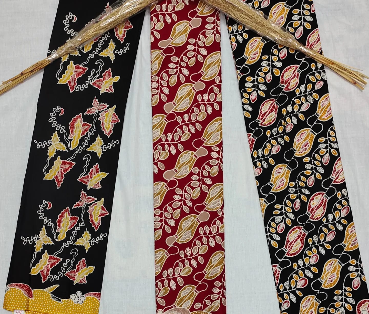 Batik tulis motif daun asem dan golok
